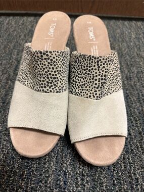 Toms Two-Tone Beige & Black Patterned Suede Slide Mules